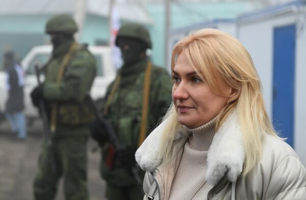 Уполномоченный по правам человека в Донецкой народной республике Дарья Морозова на КПП на окраине города Горловка в Донецкой области