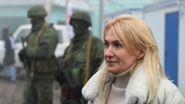Уполномоченный по правам человека в Донецкой народной республике Дарья Морозова на КПП на окраине города Горловка в Донецкой области