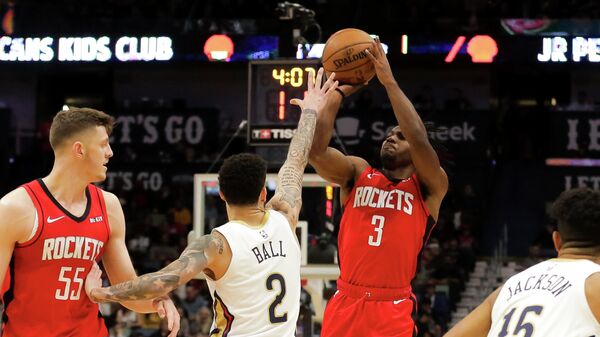 Защитник Хьюстон Рокетс Крис Клемонс делает бросок в матче НБА с Нью-Орлеан Пеликанс