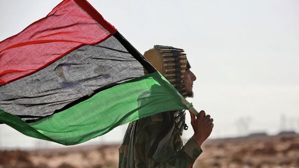Боец оппозиции с флагом Ливии