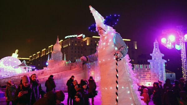 Посетители на V Новогоднем фестивале Ледовая Москва. В кругу семьи в Парке Победы на Поклонной горе