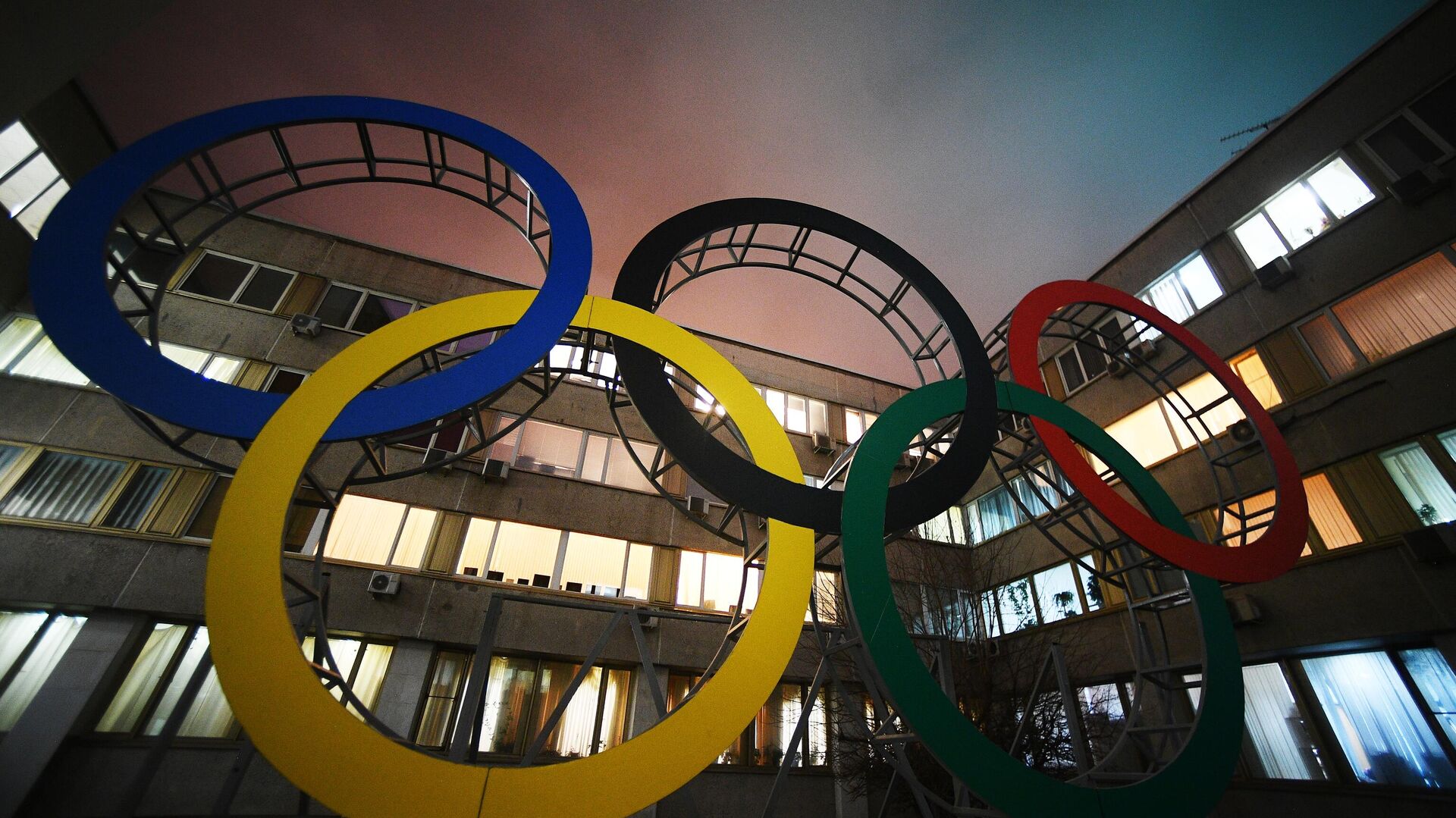Олимпийские кольца во дворе здания Олимпийского комитета России - РИА Новости, 1920, 06.12.2020