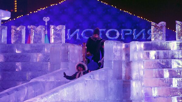 Посетители на ледовой горке во время V Новогоднего фестиваля Ледовая Москва. В кругу семьи в Парке Победы на Поклонной горе