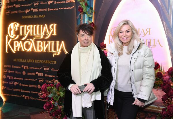 Дизайнер Валентин Юдашкин с супругой Мариной на премьере ледового шоу Спящая красавица. Легенда двух королевств в Москве