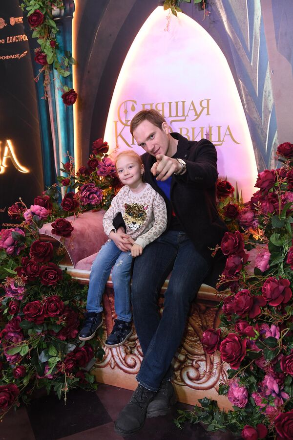 Актер Андрей Бурковский с дочерью Алисой на премьере ледового шоу Спящая красавица. Легенда двух королевств в Москве
