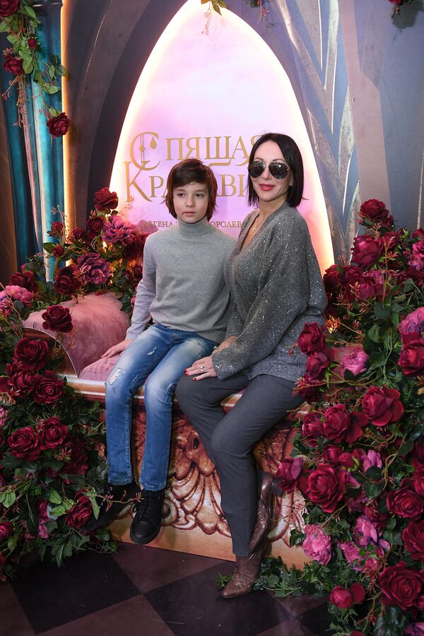 Актриса Алика Смехова с сыном Макаром на премьере ледового шоу Спящая красавица. Легенда двух королевств в Москве