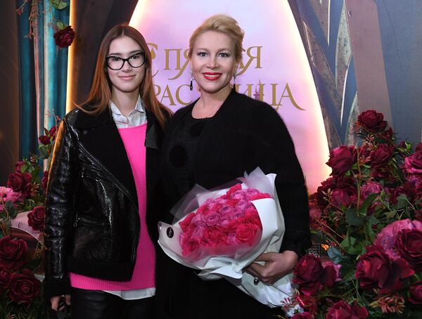 Телеведущая Екатерина Одинцова (справа) с дочерью Диной Немцовой на премьере ледового шоу Спящая красавица. Легенда двух королевств в Москве