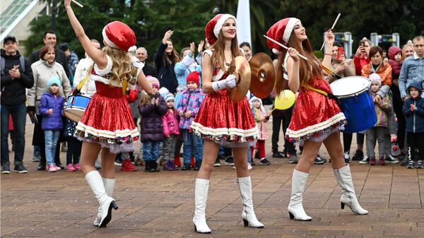 Участницы фестиваля-конкурса Народный Дед Мороз во время праздничного шествия в Сочи