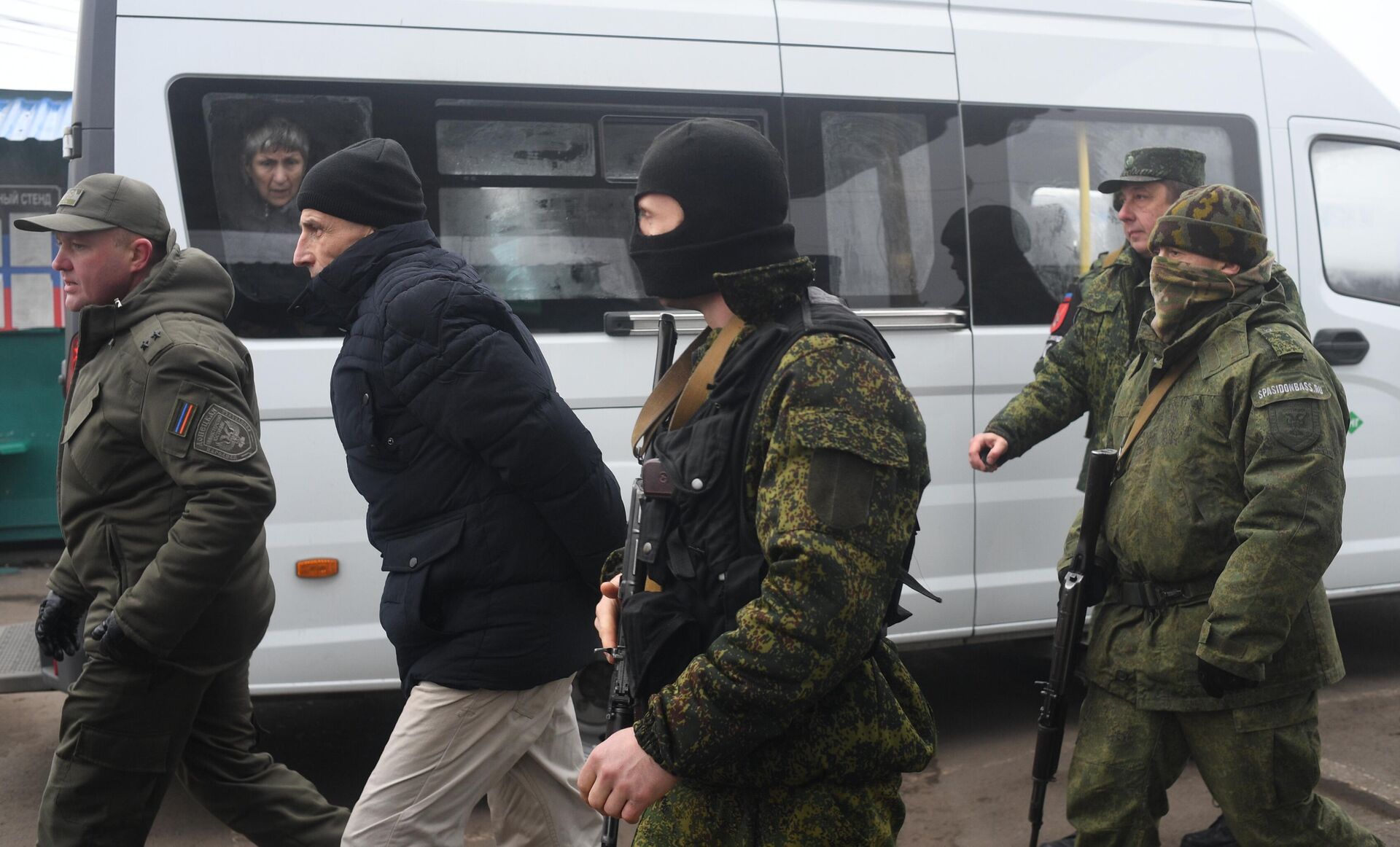 Представители ДНР и граждане Украины на КПП на окраине города Горловка в Донецкой области - РИА Новости, 1920, 18.03.2022