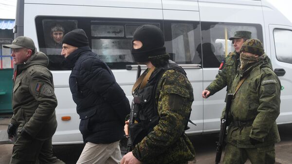 Представители ДНР и граждане Украины на КПП на окраине города Горловка в Донецкой области