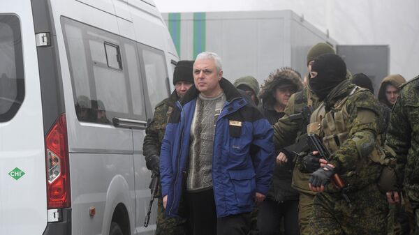 Представители ДНР и граждане Украины на КПП на окраине города Горловка в Донецкой области