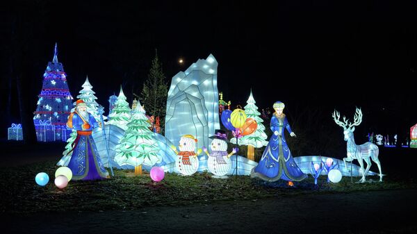 Дед Мороз и Снегурочка на Фестивале китайских волшебных фонарей в парке Сокольники