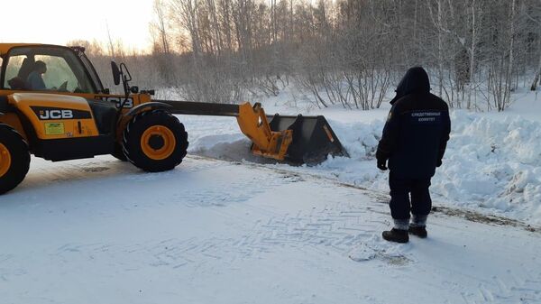 Сотрудник СК РФ на месте обнаружения тела младенца в Кемеровской области