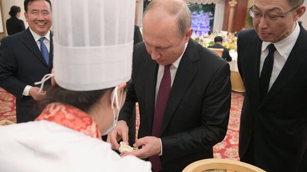 8 июня 2018. Президент РФ Владимир Путин на торжественном приеме от имени председателя КНР Си Цзиньпиня в Тяньцзине.