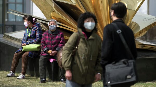 Жители Пекина в медицинских масках