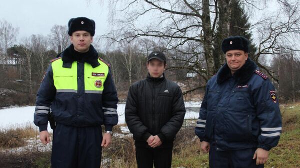 В городе Устюжна Вологодской области полицейские спасли подростка, провалившегося под лёд