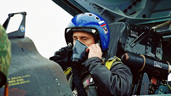 Фотография Владимира Путина на боевом истребителе Су-27, опубликованная на сайте 20.kremlin.ru