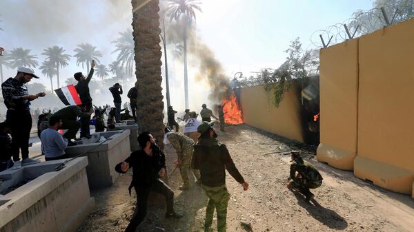 Протестующие подожгли стену посольства США в  Багдаде, в знак осуждения авиаударов США в Ираке. 31 декабря 2019 