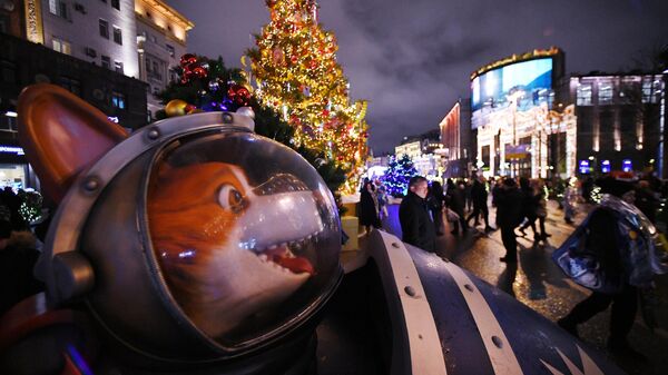 Инсталляция Ракета с Белкой и Стрелкой, установленная на Тверской улице в Москве к празднованию Нового года