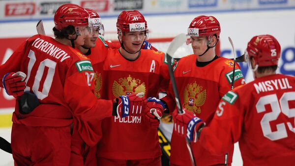 Игроки молодежной сборной России радуются забитой шайбе