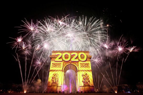 Новогодний фейерверк в Париже, Франция