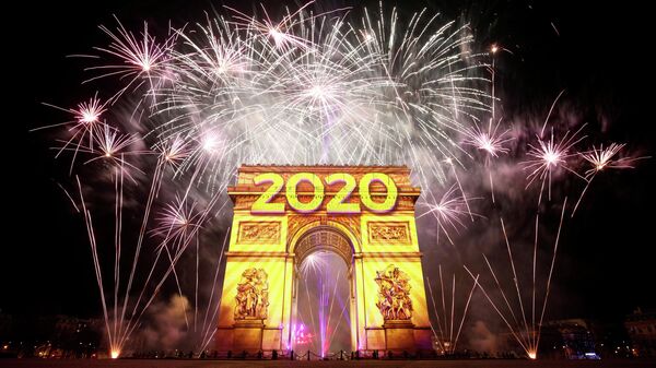Новогодний фейерверк в Париже, Франция