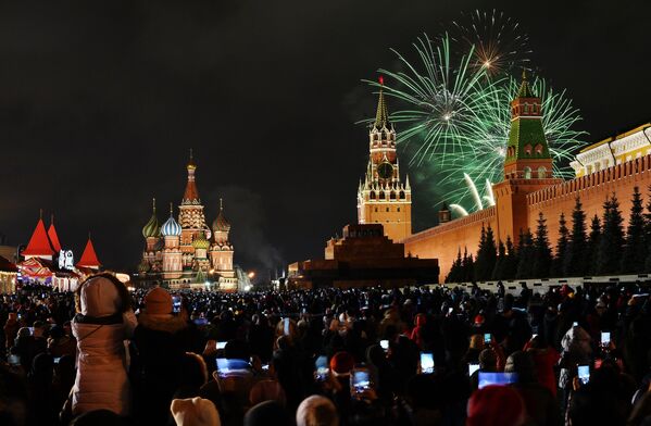 Новогодний салют над Красной площадью в Москве