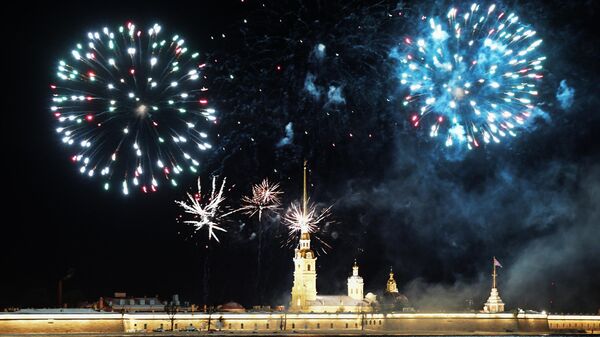 Новогодний салют над Петропавловской крепостью в Санкт-Петербурге