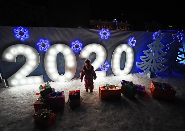 Ребенок у новогодней иллюминации на центральной площади Владивостока