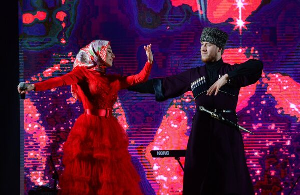 Артисты Чеченской государственной филармонии имени Аднана Шахбулатова выступают на новогоднем концерте в Грозном