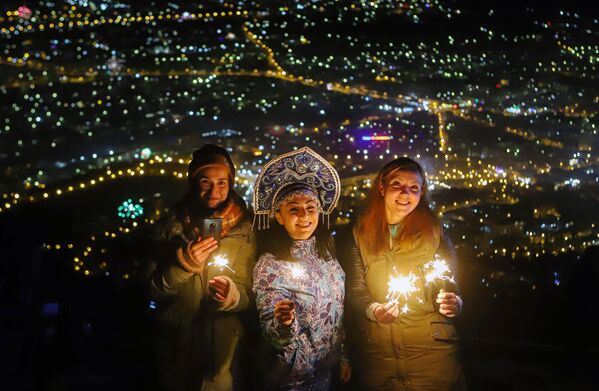 Жители и гости Пятигорска встречают Новый год на вершине горы Машук