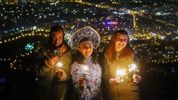 Жители и гости Пятигорска встречают Новый год на вершине горы Машук
