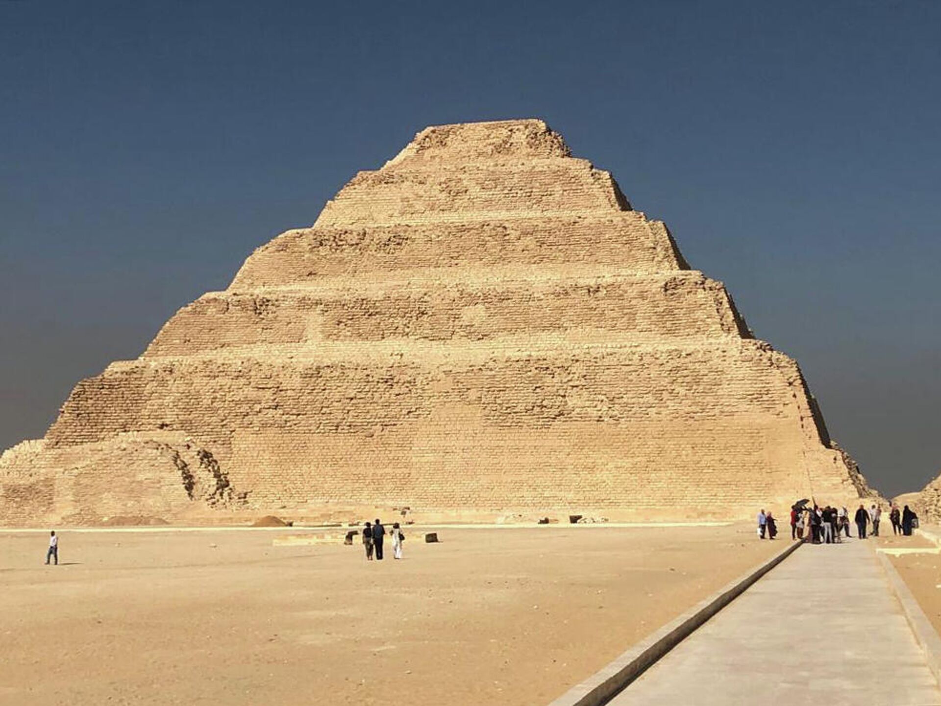 Соблазняет фараона возле пирамиды