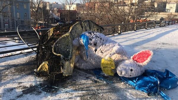 Фигура мыши, сожженная вандалами в новогоднюю ночь на главной площади Владивостока