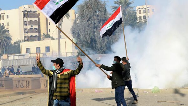 Акция протеста против авиационных ударов со стороны США возле посольства США в Багдаде, Ирак. 1 января 2020