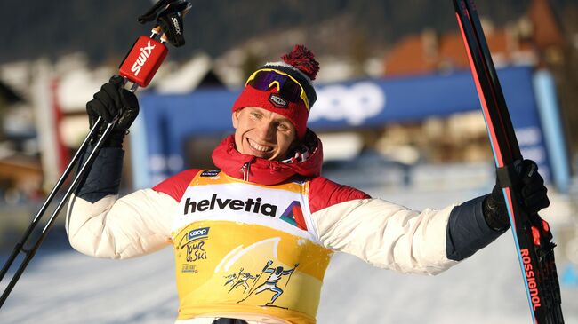Александр Большунов (Россия), завоевавший золотую медаль в гонке преследования на 15 км классическим стилем среди мужчин на соревнованиях по лыжным гонкам Тур де Ски в итальянском Тоблахе