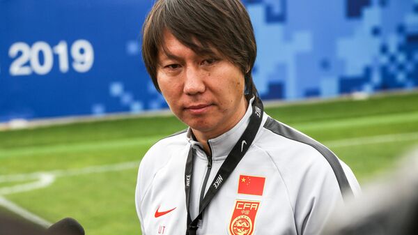 Главный тренер сборной Китая по футболу Ли Те