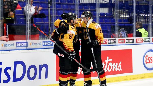 Хоккеисты молодежной сборной Германии по хоккею празднуют заброшенную шайбу в ворота Казахстана на игре МЧМ