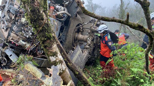 Спасатели на месте аварийной посадки вертолета BlackHawk в Тайване 