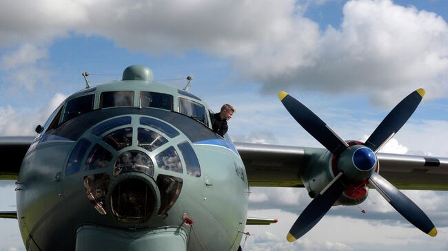 Военно-транспортный самолет Ан-12