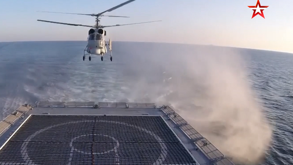 Посадка вертолета Ка-27 на палубу движущегося фрегата попала на видео