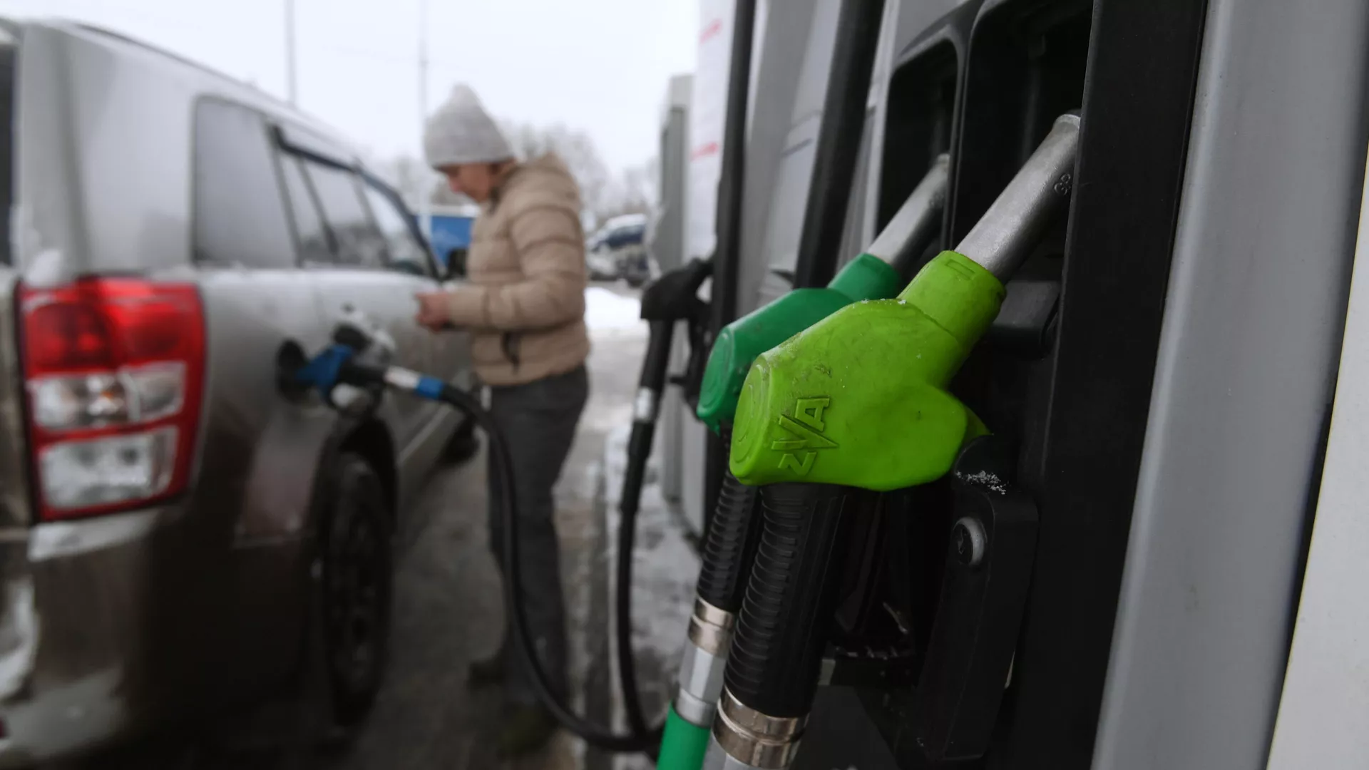 Женщина заправляет автомобиль на одной из автозаправочных станций - РИА Новости, 1920, 29.11.2023