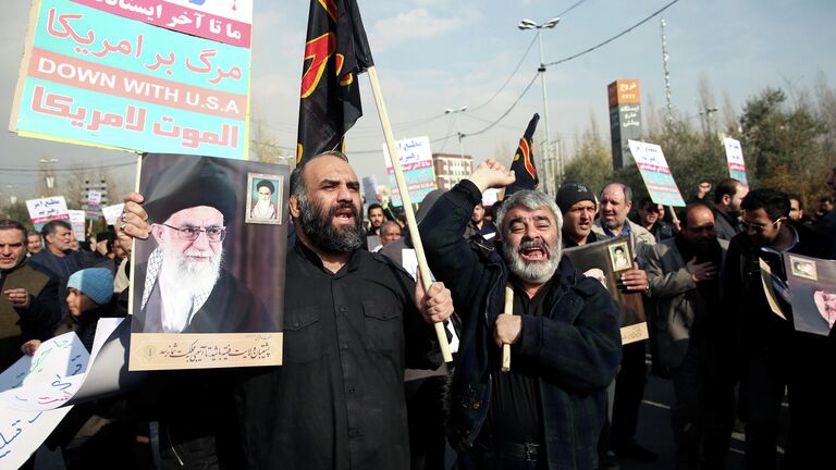 Протестующие c плакатами с Касемом Сулеймани, который был убит в результате авиаудара США в Ираке