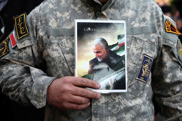 Протестующие c плакатами с Касемом Сулеймани, который был убит в результате авиаудара США в Ираке