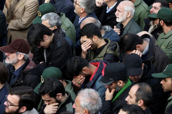 Демонстранты во время акции протеста против убийства Касема Сулеймани