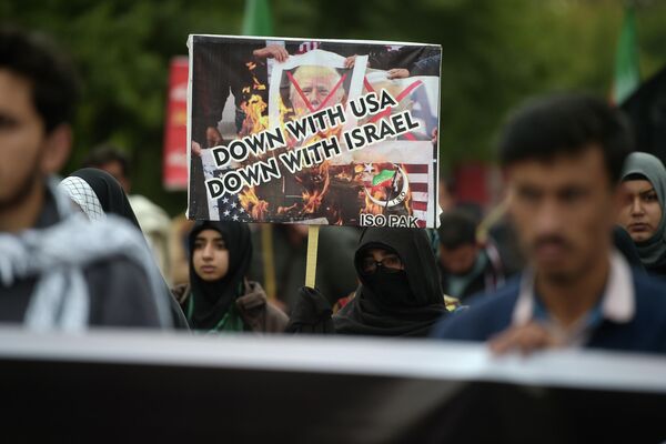 Демонстранты во время акции протеста против убийства Касема Сулеймани