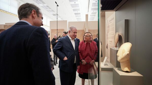Премьер-министр Израиля Биньямин Нетаньяху во время посещения Национального археологического музея в Греции