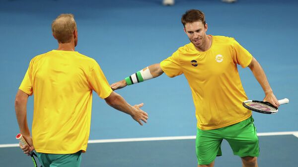 Австралийские теннисисты Крис Гуччоне и Джон Пирс празднуют победу в матче с Германией на Кубке ATP