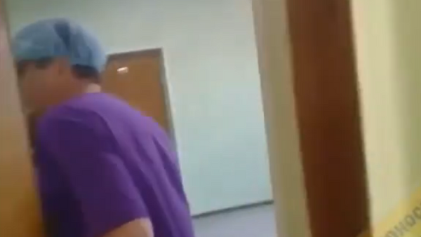 В Уссурийске стоматолог избил женщину с ребенком на руках