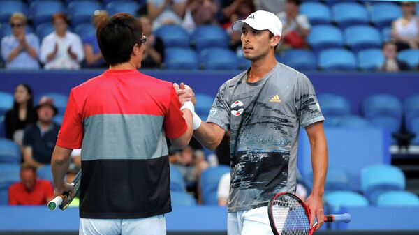 Японские теннисисты Тошихиде Мацуи и Бен Маклахен отмечают победу в матче над Уругваем на Кубке ATP